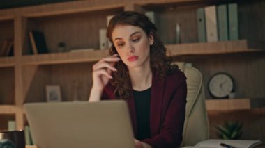 Karanlık ofis masasında çalışan aşırı çalışan programcı kendini nedensiz yere yakın hissediyor. Aşırı yüklenmiş kadın yönetici dizüstü bilgisayarla notlar yazıyor. Düşük verimlilikle iş meselelerini çözen yorgun iş kadını.