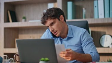 Girişimci pazarlığı büronun kapanış konuşmasında. Satış müdürüyle görüşmeleri ayarlayıp notlar almakla meşgul. Profesyonel şirket belgeleri tartışır. İş adamı cep telefonu görüşmesi yapıyor.