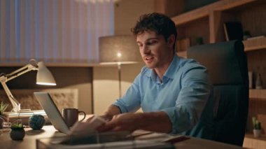 Geç saatlere kadar çalışıp karanlık işyerinde dizüstü bilgisayarda yazan gülen bir yazar. Mutlu yaratıcı, akşamları yeni fikirler yazarak gazetelere not alıyor. Bilgisayarda iş projesi oluşturan girişimciye ilham kaynağı.