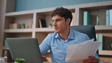 Tatminsiz yönetici mutsuz haberlerle e-posta alıyor. Laptop 'ta çalışan duygusal adam belgeleri fırlatıyor. Şok olmuş patron, mesaj kapatma bilgisayarını kontrol ediyor. Üzücü yönetici düşünme problemi.