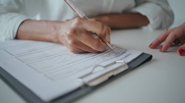 Kapalı eller masaya başvuru formlarını yazıyorlar. Resepsiyonda hasta sigorta formunu dolduruyor. Bilinmeyen Afrikalı Amerikalı doktor kliniğe geldi. Tıbbi sistem kavramı.