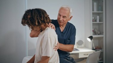 Fizyoterapist seansa geri döndü. Doktor rehabilitasyon seansında omurga sorununu inceledi. Travmadan sonra Osteopat 'ı ziyaret eden Afrikalı Amerikalı bir kadın. Sağlık merkezinde elle tedavi