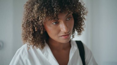 Gülümseyen Afrikalı Amerikalı resepsiyonist lobide. Kıvırcık kadın bankada kredi başvurusunda bulunuyor. Sağlık kliniğinde sigorta anlaşmasını dolduran dost canlısı, güzel model..