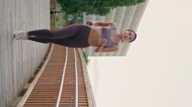 Motivasyonlu atlet sabah köprüsünü dikey koşuyor. Kaslı, fit bir kadın spor kıyafetleriyle kardiyo antrenmanı yapıyor. Esmer profesyonel koşucu, park alanında kısa mesafe koşusu yapıyor. Dayanıklılık.