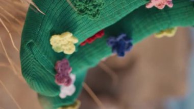 Güneş ışığında hareket eden komik çoraplar. Renkli yaratıcı bir çift giyen dikey kadın bacakları. Bilinmeyen mutlu kaygısız çocuk dışarıda dinleniyor deniz kıyısında tatilin tadını çıkarıyor. Çocukluk konseptini tasarla