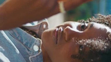 Kitap okuyan kızlar güneşli yaz caddelerini kapatmaktan hoşlanırlar. Güzel Afro-Amerikan gençleri edebiyat dergisi okuyorlar. Doğa ile ilgili ders kitabıyla rahatlamış kadın çalışmaların kutlu olsun..