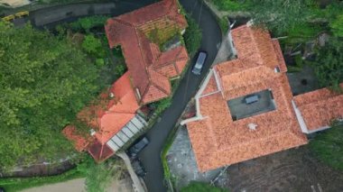 Kırmızı çatılar eski kasabanın aksine sakin bölge manzaralı yemyeşil bir yer. Virajlı yolda park etmiş arabalar konut aktivitesi olduğunu gösteriyor. Güzel bir ortaçağ şehri. Etrafı ağaçlarla çevrili..