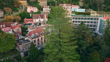 İnsansız hava aracı sakin bir akşamda pitoresk yeşil bir köy vurdu. Yeşillik, tuhaf evler ve canlı mimari çevresi. Sıcak kasabanın panoramik manzarası ve kültürel cazibesi. Şehir güzelliği konsepti.