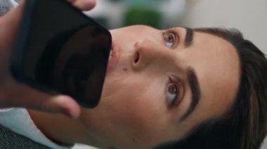Kapanış yöneticisi sesli mesaj kaydediyor. Ciddi bir yönetici şehir merkezindeki videoya sesli mesaj yolluyor. Başarılı orta yaşlı işletme sahibi aletleri dikte ediyor. Sanal iletişim kavramı
