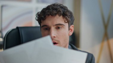 Modern ofiste kontrat belgelerini kontrol ederken şaşırdım. Açık buro işyerinde başarılı, mutlu, profesyonel bir gelecek planlaması. Gülümseyen adam mali kararlar alıyor. 