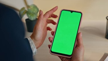 Ofiste kadın parmak taklit cep telefonu araklıyor. Kromakey cep telefonu ekranı kullanarak anonim sörf uzmanı web sitesini kapatın. Yönetici el taraması İnternet kaydırmalı yeşil ekran akıllı telefon işyeri
