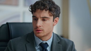 Portre şirketi lideri belgeleri tek başına inceliyor. Çağdaş ofiste kariyer kararı üzerine kafa yoran genç adam. Yakışıklı avukat profesyonel planlama projesi iş sözleşmesi okudu 