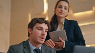 Resmi müdür video görüşmeleri hakkında konuşuyor. Ofiste yakın planda iş konuşuyorlar. Yaratıcı ajanstaki meslektaşımla dost canlısı bir iş kadını. Takım çözümleme problemi birlikte çalışma çözümü