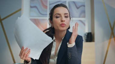 Öfkeli patron ofis pov portresini uzaktan arıyor. Sinirli iş kadını, bilgisayarın yakın çekimini kullanarak müşteri görüntülü konuşma yapıyor. Stresli kadın tartışması online konferans kağıtları fırlatıyor