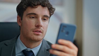 Akıllı telefon okuyan çekici genç iş adamı yaratıcı ajans bürosunun kapanış çekiminde oturuyor. Kendine güvenen ciddi bir yönetici modern telefonu kullanarak internette sörf yapıyor. Ofis çalışanı cep telefonuna bakıyor
