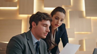 Birlikte evrak işleriyle uğraşan odaklanmış meslektaşlar. İş görüşmelerini kapatıyorlar. Danışman iş yerinde danışman hakkında konuşuyor. Ofis ortakları belgeler üzerinde kafa yoruyor. İş adamı yaşam tarzı