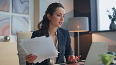 Memnuniyet duyulan çalışan okuma raporu yakın çalışma alanındaki bilgisayarda çalışıyor. Mutlu ofis müdürü çalışma belgeleri Buro 'da neşe içinde. Heyecanlı muhasebeci bilgisayarda kabinedeki zaferi kutluyor.