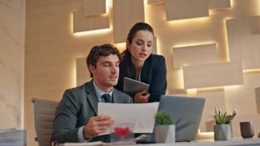 Ofis ekibi bilgisayar kapanışında birlikte çalışarak sözleşmeyi okuyor. İş yerindeki verileri analiz eden belgeleri tartışan pazarlama yöneticilerine ilham kaynağı oldu. Güzel kadın patron çalışanlara yardım ediyor. 