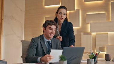 İş yerindeki iş arkadaşına yakın çekim için yardım eden bir yönetici. Ciddi kadın akıl hocası, stajyer doktorlara danışmak hataları çözmeye yardımcı oluyor. Ofiste tartışan odaklanmış bir bayan. Verileri analiz etmekle meşgul yöneticiler 