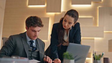 Üzgün ekip bilgisayar ofisindeki belgeleri inceliyor. Üzgün adam iş kağıtlarını fırlatıyor endişeli kadın iş arkadaşını destekliyor. Kabine işyerinde bilgisayarlı ekran arayan bayan zor işi çözüyor 