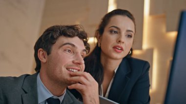 Pozitif ofis çifti bilgisayar çekimlerinde birlikte çalışmayı tartışıyor. İş yerinde gülümseyen pazarlama müdürleri konuşuyor. Güzel sekreter patrona fikir veriyor. İşe alım stajyeri. 