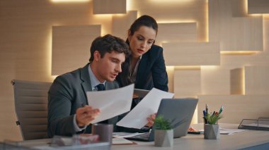 Ofis ekibi bilgisayarın yakın çekiminde birlikte çalışan evrakları izliyor. İşyerindeki verileri analiz eden belgeleri tartışan odaklanmış pazarlama yöneticileri. Güzel kadın patron, çalışanlara içeride yardım etmeyi açıklıyor. 