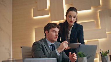 Dost canlısı ekip, ofisteki bilgisayarlara bakarak sorunu çözümler. Dost canlısı iş arkadaşları bilgisayardaki verileri kontrol ediyorlar. Ajans Buro 'da erkek antrenörlük yapan profesyonel kadın yönetmen.