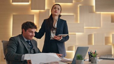 İşletme kaybedenleri ofis kapanışında dizüstü bilgisayar tepkisi gösteriyorlar. Gergin adam belgeleri fırlatıyor endişeli kadın hayal kırıklığına uğruyor. Kabine işyerinde zor iş konuşmaları yapan üzgün bir ekip. 