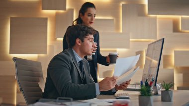 Bilgisayarın iş yerindeki belgeleri analiz eden odaklanmış bir adam. Gülümseyen sekreter kadın akşam kabinesine kahve getiren patronla konuşuyor. İki meslektaşım birlikte projeyi tartışıyor.