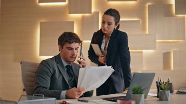 Sinirli iş adamı ofisteki akıllı telefondan bahsediyor. Dizüstü bilgisayarda çalışan stresli bir çift. Sinirli bir adam cep telefonu görüşmesini sonlandırıyor. Belgeleri çöpe atıyor. Endişeli kadın kafası karışık