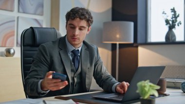 Duygusal yönetim kurulu başkanı ofiste gergin bir şekilde mesajları kontrol ediyor. Stresli iş adamı, kötü haberlerle ilgili e-posta alınmasından endişe duyuyor. Buro 'daki bozuk cihazdan memnun olmayan öfkeli kişi 