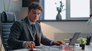 Öfkeli yönetmen ofis çalışma masasında akıllı telefonu kaldırıyor. Sinir bozucu telefona cevap veren yönetici özel kabineye kızıyor. Hayal kırıklığına uğramış patron masaya bağırarak cep telefonu bağırıyor. 