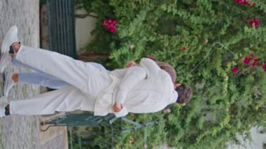 Sevgi dolu bir çift, şehir merkezinde birbirine nazikçe sarılıyor. Eski şehirde birbirlerine sarılıp flört eden bir çift. Mutlu insanlar balayı tatilinde birbirlerine sarılırlar. Nazik, tatlı bir erkek randevusu. 