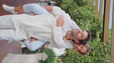 Şehirde eğlenen neşeli çift birlikte dikey melek yürüyüşü yapıyor. Yaz parkında güçlü bir erkek kız arkadaşı var. Şen şakrak bir kadın şehir manzarasını işaret ederek romantik buluşmanın keyfini çıkarıyor. Tatil kavramı 