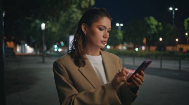 Odaklanmış bir bayan cep telefonuna mesaj yolluyor. Tek başına ayakta duran bir gece kulübü. Ciddi bir iş kadını, gece yarısı taksi çağıran bir internet uygulaması. Kendine güveni olan bir kadın karanlık şehirde akıllı telefon arıyor..