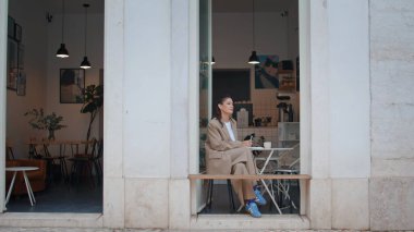 Cafe masasında dinlenip, şehir sokağına bakan muhteşem bir serbest yazar. Zarif bir iş kadını kahve fincanıyla kafeteryayı kapatıyor. Sakin kız öğrenci rahat bir restoranda hafta sonu tatilinin tadını çıkarıyor..