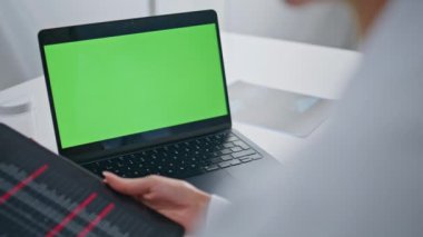 Krom anahtar dizüstü bilgisayarda doktor sanal konsültasyonu. Sağlık hizmetleri polikliniğinde yakın çekim. Beyaz önlüklü kadın terapist klinikten yeşil ekran bilgisayarı arıyor. Modern tele sağlık iletişimi.