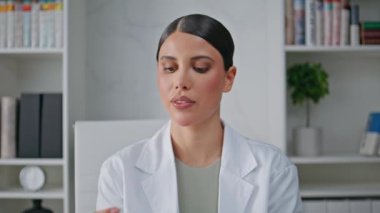Kadın doktor modern klinikteki sağlık sigortası randevusunda pov videosunda ilaç öneriyor. Kadın doktor, sağlık polikliniğinde burun spreyi gösteriyor. Tıbbi profesyonel danışmanlık tedavisi.