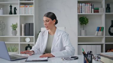 Bilgisayarda poliklinik masasında oturan doktorun online randevusu. Uzaktan danışmanlık hizmeti veren yetenekli bir terapist arıyor. İnternet sohbetinde konuşan profesyonel doktor.