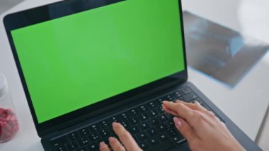 Tıbbi pratisyen hekim, sağlık merkezinin kapanış bölümünde dizüstü bilgisayar yazıyormuş. Kimliği belirsiz kadın doktor yeşil ekran bilgisayarda online araştırma yapıyor. Hekimlerin elleri verileri kromakey aygıtla giriyorlar