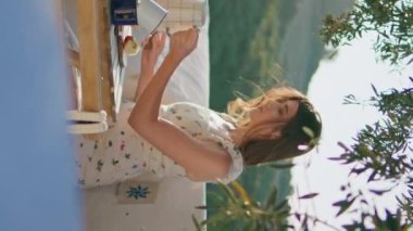 Sürahiyi tutan sakin bayan taze havayı dikey olarak hazırlıyor. Romantik, gevşemiş bir kadın, elmayı kesiyor ve dağ manzaralı terasta öğle yemeği hazırlıyor. Sakin model rüzgarlı balkonda yemek pişiriyor yaz havasının tadını çıkarıyor.