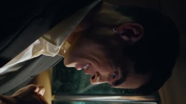 Mutlu girişimci, yakın çekimde akıllı telefondan başarılar diler. Neşeli yönetici cep telefonu okuyor. İyi haberler gece dikey çekimde işe gidip gelen araba. Yetişkin işadamı arka koltukta zaferi kutluyor