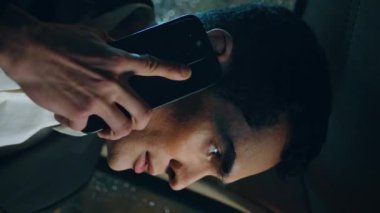 Sinirli bir çalışanın telefonu yağmurda kapatması araba vitrinini kapatıyor. Kızgın adam lüks bir otomobilde dikey telefondan akıllı telefonu alıyor. Aracın içinde gergin hisseden rahatsız yolcu.