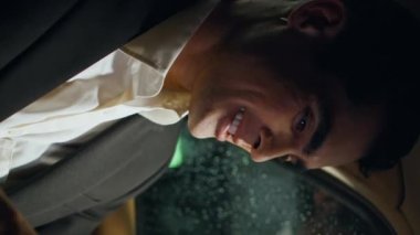 Neşeli iş adamı, yakın çekimde akıllı telefonu kaydırıyor. Yağmurlu bir gecede arka koltukta oturan müdür, ofisten işe giderken kullandığı arabayı dikey çekiyor. Takside çalışan güler yüzlü girişimci.