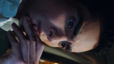 Endişeli yönetmen yağmurlu araba vitrininde cep telefonu ekranına bakıyor. Akıllı telefon kullanan sinirli bir adam dikey olarak stresli videolar çekiyor. Sinirli adam cep telefonundan kötü iş mesajı okuyor.. 