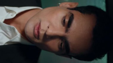 Arka koltukta çalışan ciddi bir yolcu var. Yakışıklı, düşünceli bir iş adamı. Arabasında oturmuş, gece gezisine bakıyor. Odaklanmış adam dikey olarak lüks içinde tek başına düşünüyor..