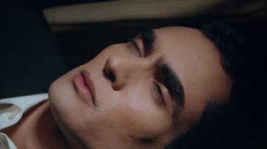 Rahat iş adamı uyku aracı geceleri kapalı. Gözler kapalı, yağmurlu pencereye yaslanmış hareket halindeki arabanın dikey çekiminde dinleniyor. Arka koltukta uzanan adam yolculukta şekerleme yapıyor. Uykulu adam uyanıyor..