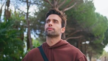 Düşünceli adam parkta tek başına dolaşıyor yakışıklı atletik adam sakin bir günde Green City caddesine çıkıyor. Hispanik traşsız sporcu şehirde dolaşıp şut atıyor. Açık havada sakin bir şekilde şarj olun..
