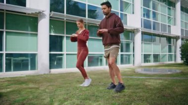 Sporcular birlikte dışarı atlıyor. Motivasyonlu sporcular şehir parkında spor yapıyorlar. Sabahları formda bir kadınla profesyonel antrenör antrenmanı. Aktif çiftler spor giyim sektöründe..