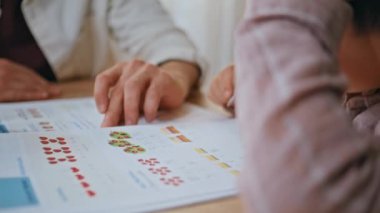 Çocuk babasıyla yakın çekimde el yazısı ödevi yapıyor. Tanımlanamayan küçük bir çocuk evde uzaktan eğitim görüyor. İsimsiz bir baba oğlunun tahta masa yerindeki testleri çözmesine yardım ediyor. Uzaktan eğitim kavramı